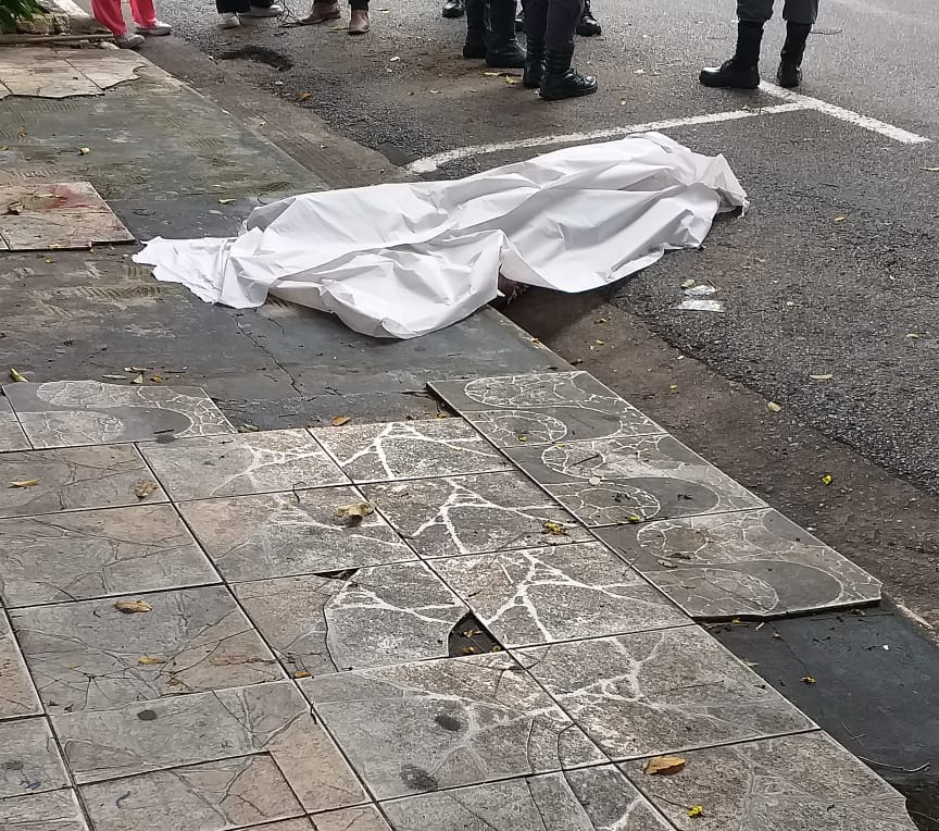 Urgente O homem é morto várias facadas em avenida do Centro da