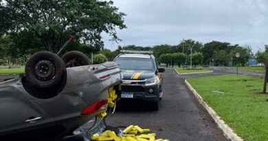 Homem é preso após capotar carro roubado com 299 kg de maconha