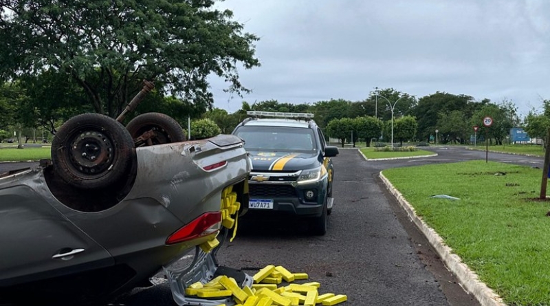 Homem é preso após capotar carro roubado com 299 kg de maconha