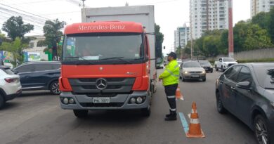 Prefeitura realiza fiscalização para coibir circulação irregular de caminhões na zona Centro-Sul de Manaus