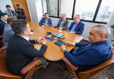 Prefeito David Almeida assina acordo com TJ-AM para perdoar 200 mil ações de dívidas pequenas da justiça