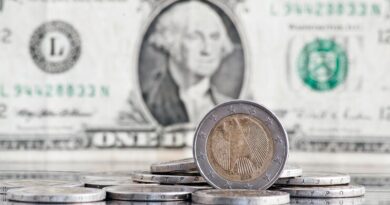 Quinta começa com dólar em queda, a R$ 5,64
