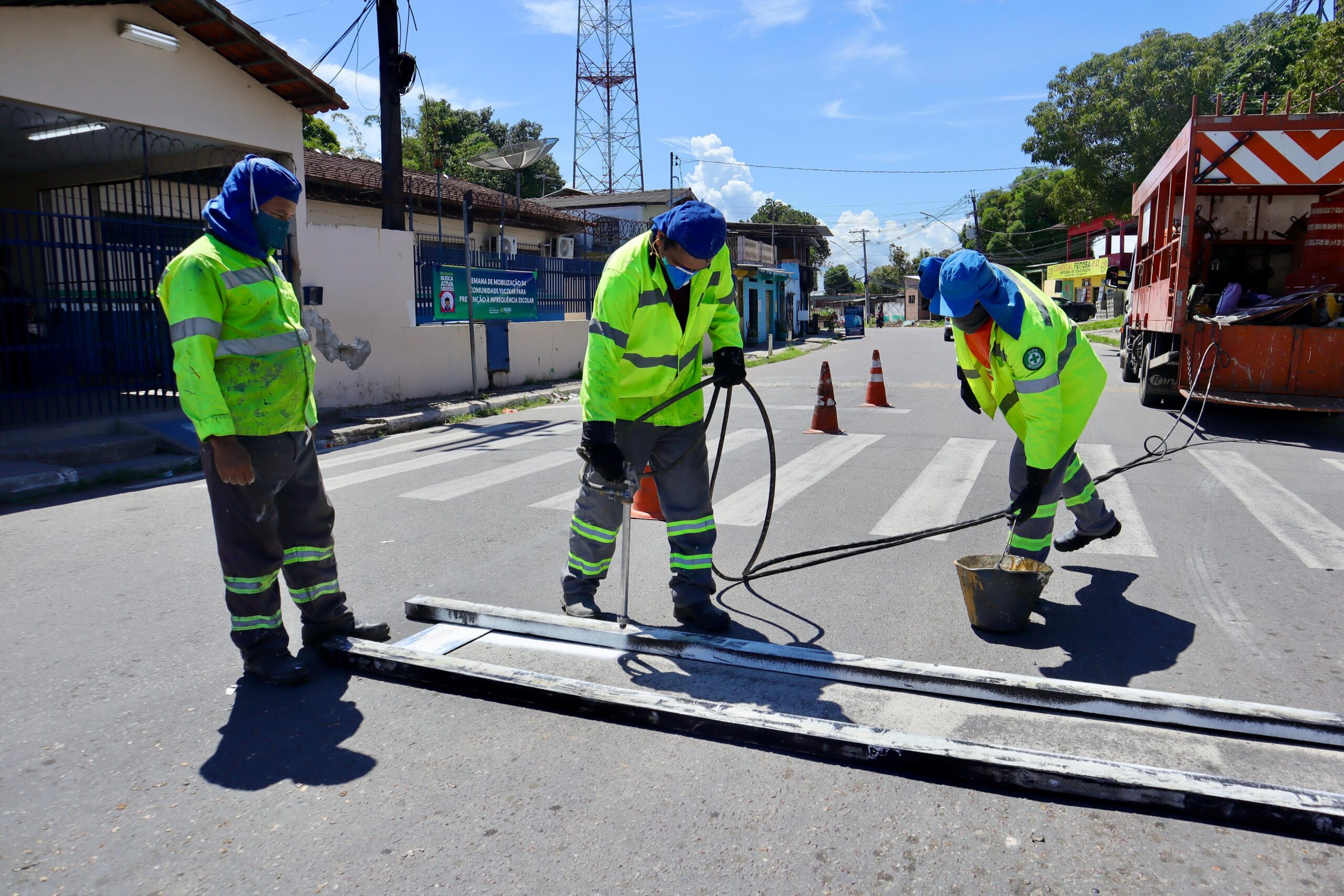 Prefeitura realiza mutirão no Colônia Antônio Aleixo e intensifica sinalização viária em todas as zonas de Manaus