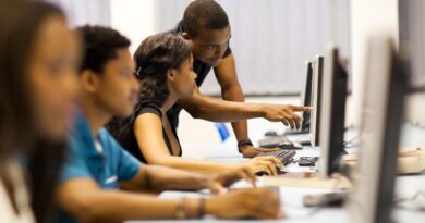 Ensino profissionalizante ou faculdade: qual caminho seguir? Entenda as diferenças e escolha a melhor opção para sua carreira