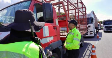 Operação integrada realizada pela Prefeitura fiscaliza veículos pesados e motocicletas