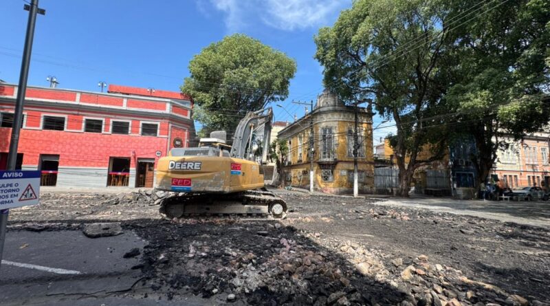 Obras da ‘Rua Gastronômica’ avançam com retirada de asfalto e preparação da nova infraestrutura na Ferreira Pena