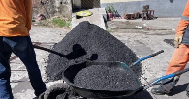 Prefeitura recupera vias no conjunto Atílio Andreazza, no Japiim