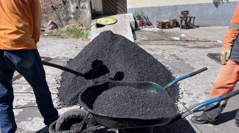 Prefeitura recupera vias no conjunto Atílio Andreazza, no Japiim