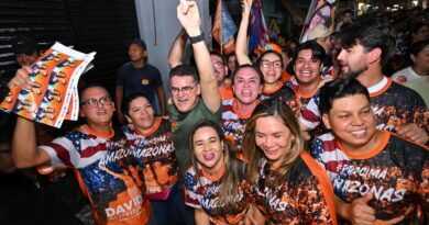 David recebe apoio dos moradores durante caminhada na Compensa