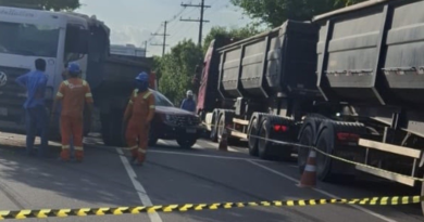 Carreta colide com carro na Av. Coronel Teixeira e trava o trânsito nesta terça-feira