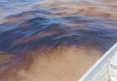 Óleo vaza de embarcação no Rio Amazonas e forma mancha em frente a Itacoatiara