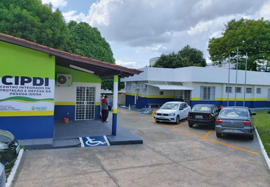 Homem é preso após ameaçar tio idoso com faca durante confusão no Alvorada