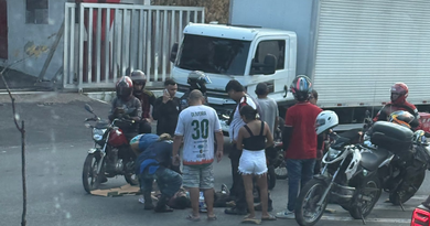 Ocupantes de moto são arremessados após acidente na Avenida Rodrigo Otávio