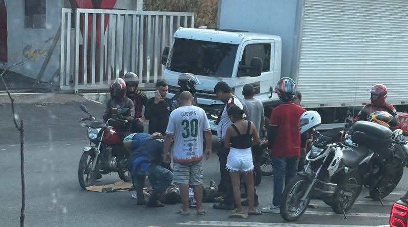 Ocupantes de moto são arremessados após acidente na Avenida Rodrigo Otávio
