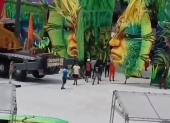 Vídeo; Trabalhador morre ao cair de guindaste enquanto montava alegoria da Flor Matizada em Manacapuru
