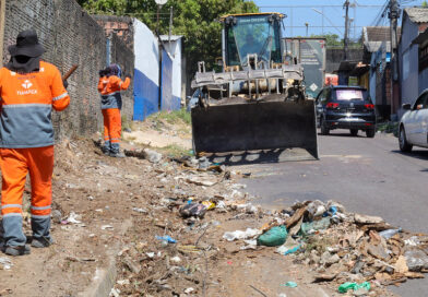 Prefeitura faz força-tarefa para retirar cerca de 300 toneladas de lixo de ruas da Colônia Terra Nova