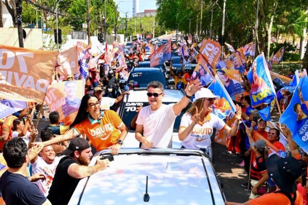 David recebe apoio da população em grande carreata pelas ruas de Manaus