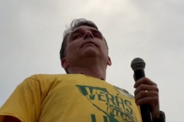 “Tentativa de homicídio”, diz Flávio após ovos serem lançados contra ele; VEJA