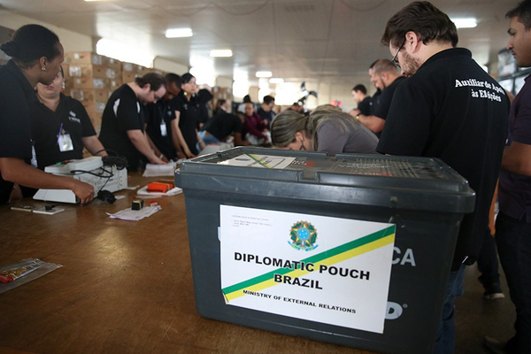 Voto no exterior cresce 31%; saiba como votar e justificar a ausência
