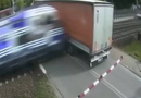 VÍDEO: trem bate em caminhão preso sobre trilhos durante passagem de nível
