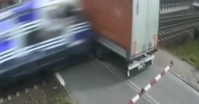 VÍDEO: trem bate em caminhão preso sobre trilhos durante passagem de nível