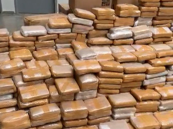 Suspeito de chefiar esquema que transportava 2,5 toneladas de drogas de Manaus para o RJ é preso