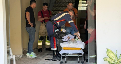 Idosa de 93 anos com 20 kg é resgatada de quarto insalubre em Manaus