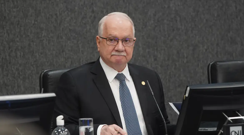 Fachin aguarda explicações de ministros para decidir sobre crise
