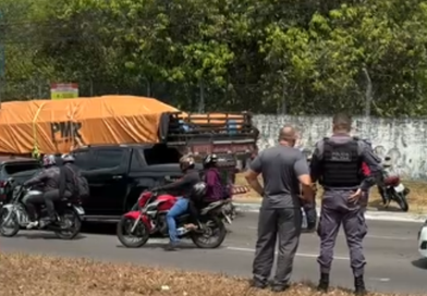 VÍDEO: caminhão atinge seis carros na Torquato Tapajós e trânsito é afetado