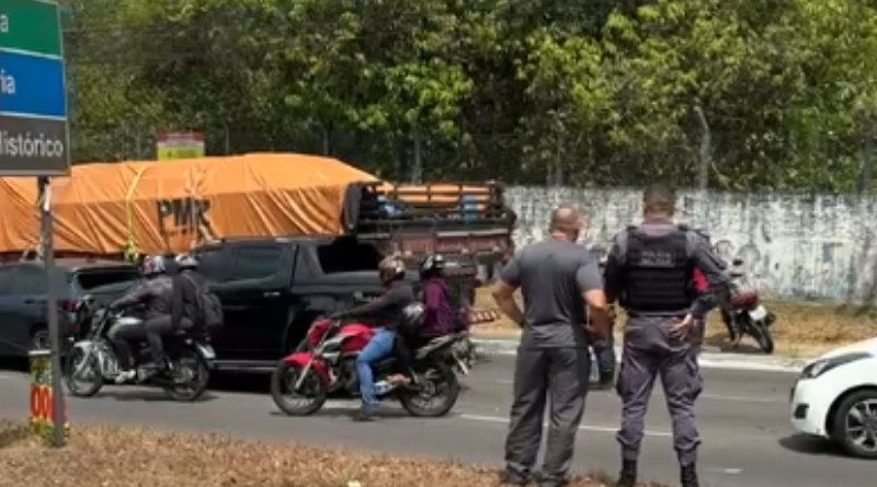 VÍDEO: caminhão atinge seis carros na Torquato Tapajós e trânsito é afetado