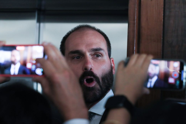 Eduardo Bolsonaro consta em lista de pena pendente de cumprimento