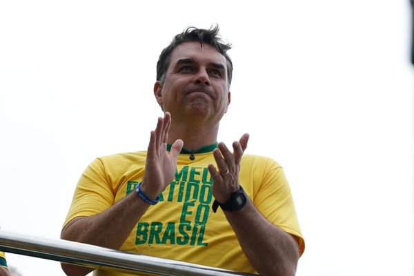 Flávio muda discurso e diz que votará pelo fim da escala 6×1