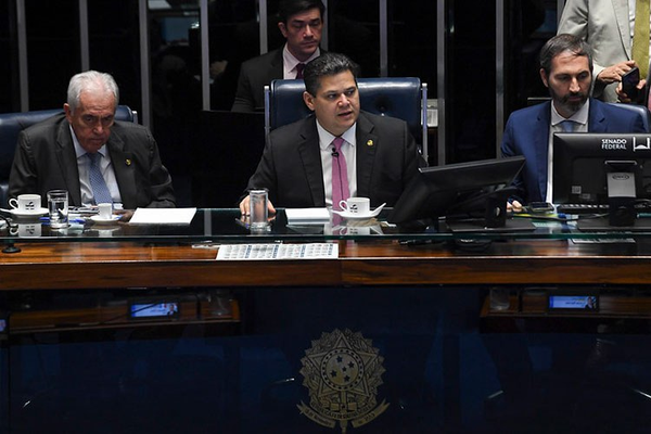 Senado inicia sessão que pode acabar com escala 6×1; governo articula votação em dois turnos