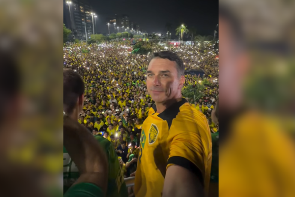 Em Manaus, Flávio Bolsonaro promete asfaltar BR-319, combater queimadas e ampliar ZFM