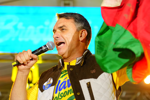 Flávio impõe condições para aceitar desafio de Lula sobre sigilo; veja quais