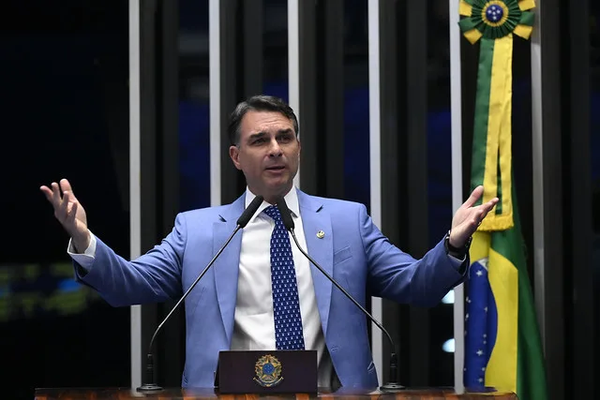 Flávio Bolsonaro foge do Brasil 24 horas após ser derrotado nas urnas