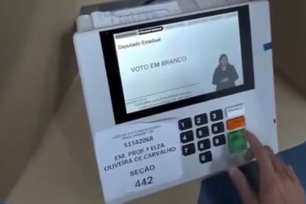 VÍDEO: eleitor usa óculos com câmera para gravar voto e xingar políticos